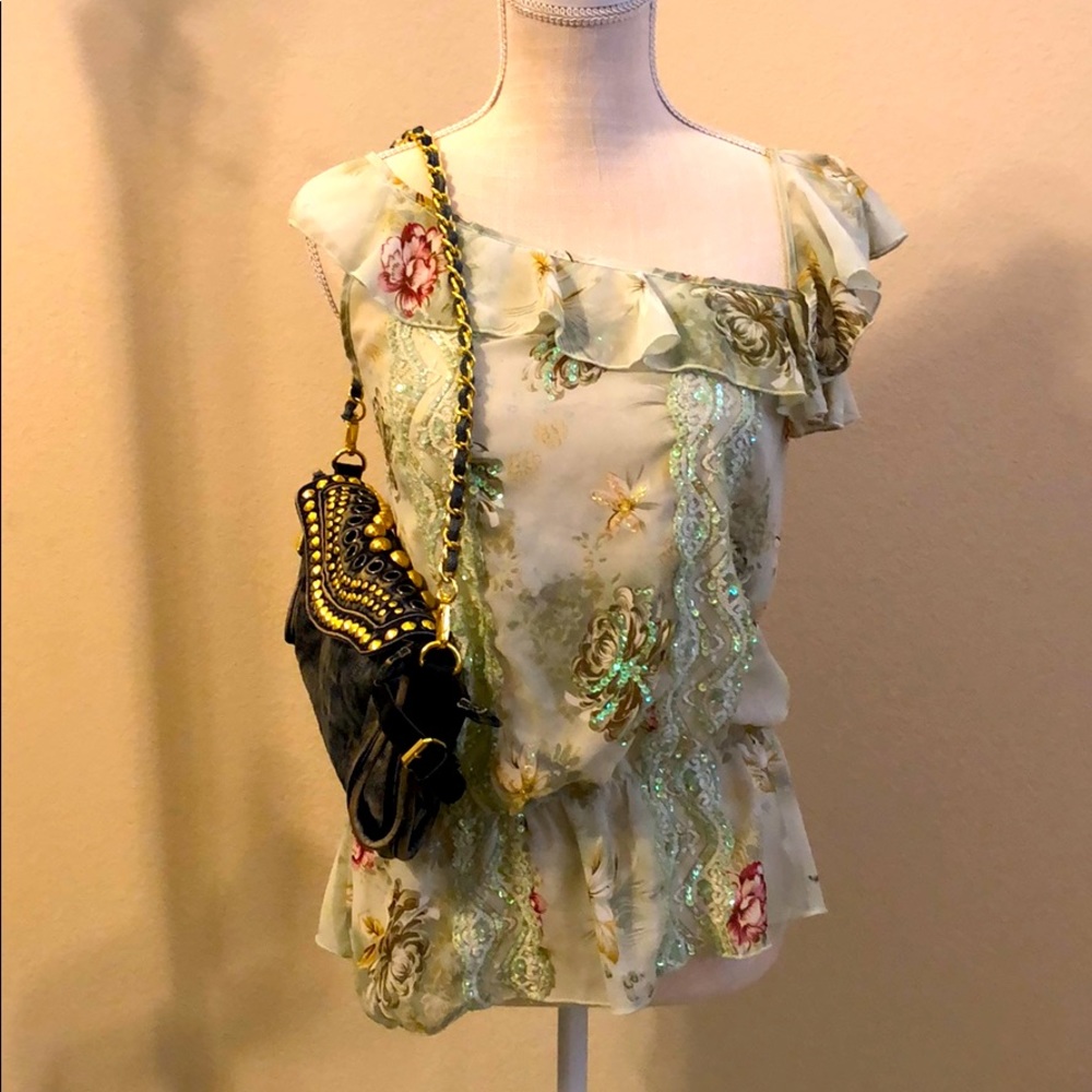 Sequins Flora Blouse/Silver High Heel Sneakers/Bag